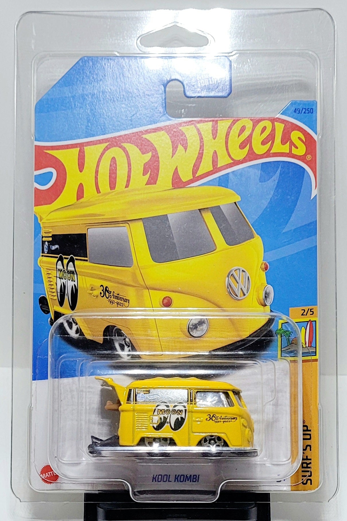 Hot Wheels MOONEYES" Volkswagen Kool Kombi With Protector